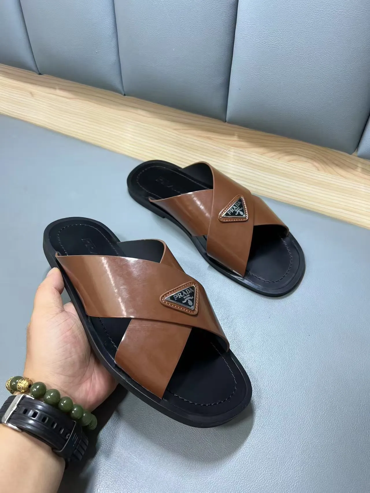 340💰PRADA Prada’s latest slippers are synchronized with the official website. This slipper is made of the brand’s unique and iconic Saffiano leather. The brand logo jumps out from the double straps, and the brand style is clearly visible. Cowhide gives men elegant charm and functional design, making it an ideal choice for vacation and leisure. Size:38-45